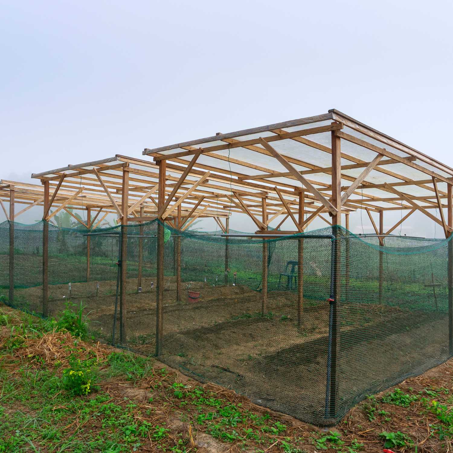 Abgetrennter Gartenbereich mit Schattiernetz
