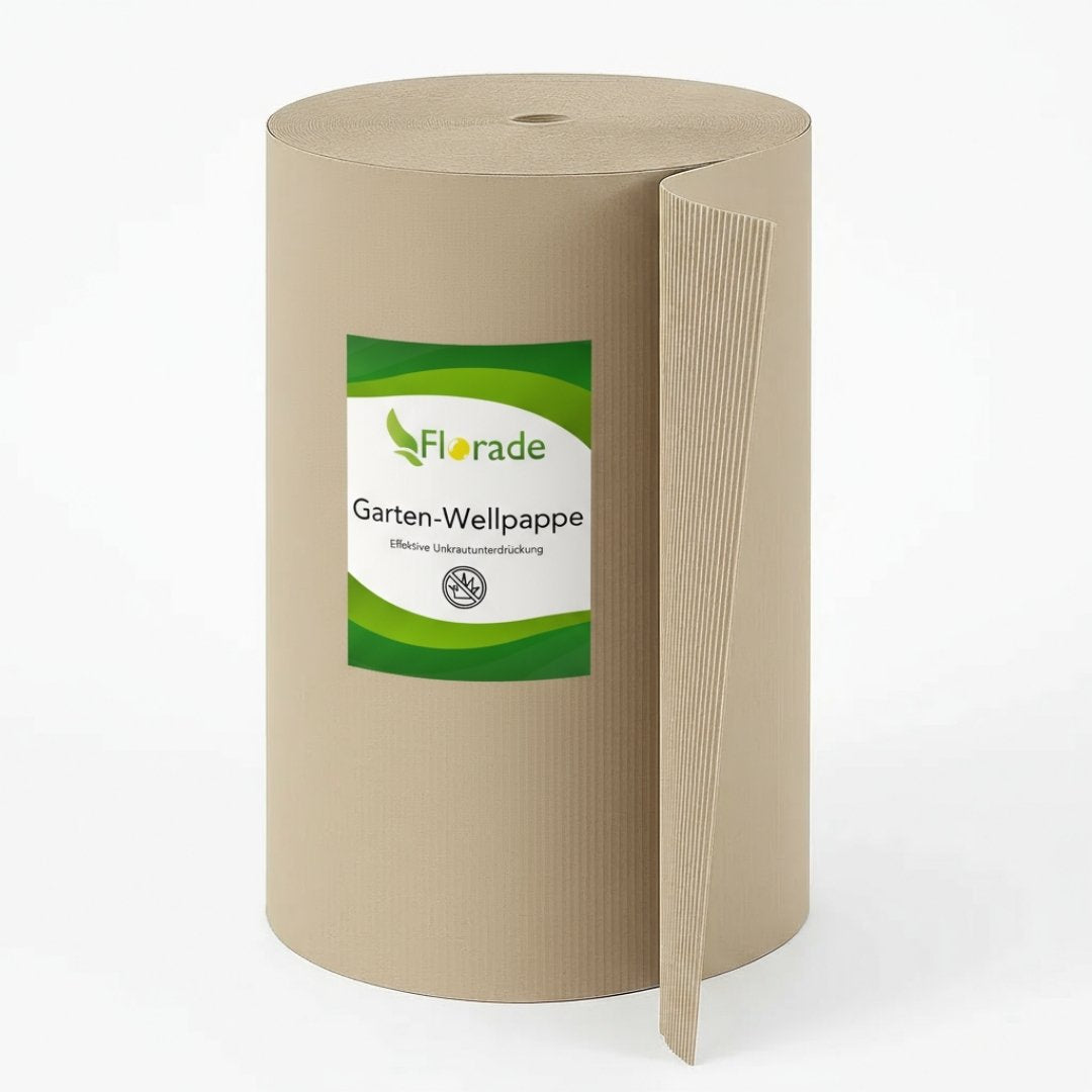 Rolle braune Garten-Wellpappe mit grün-weißen Etikett „Florade Garten-Wellpappe“, stehend vor weißem Hintergrund.