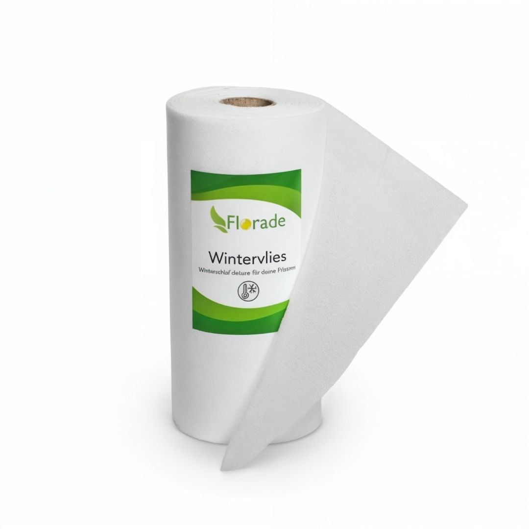 Weiße Rolle Wintervlies von Florade mit grün-weißem Etikett. Das atmungsaktive Schutzvlies ist leicht abgerollt und steht auf weißem Hintergrund – ideal für den Winterschutz von Pflanzen.