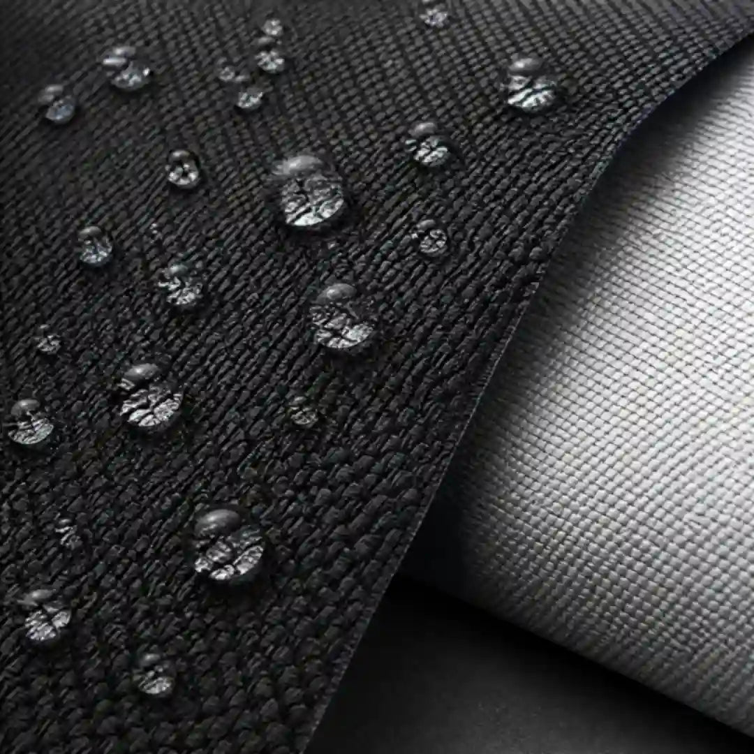 Materialmakro: silberbeschichtetes Polyester-Oxford mit abperlenden Wassertropfen und silbriger Innenseite