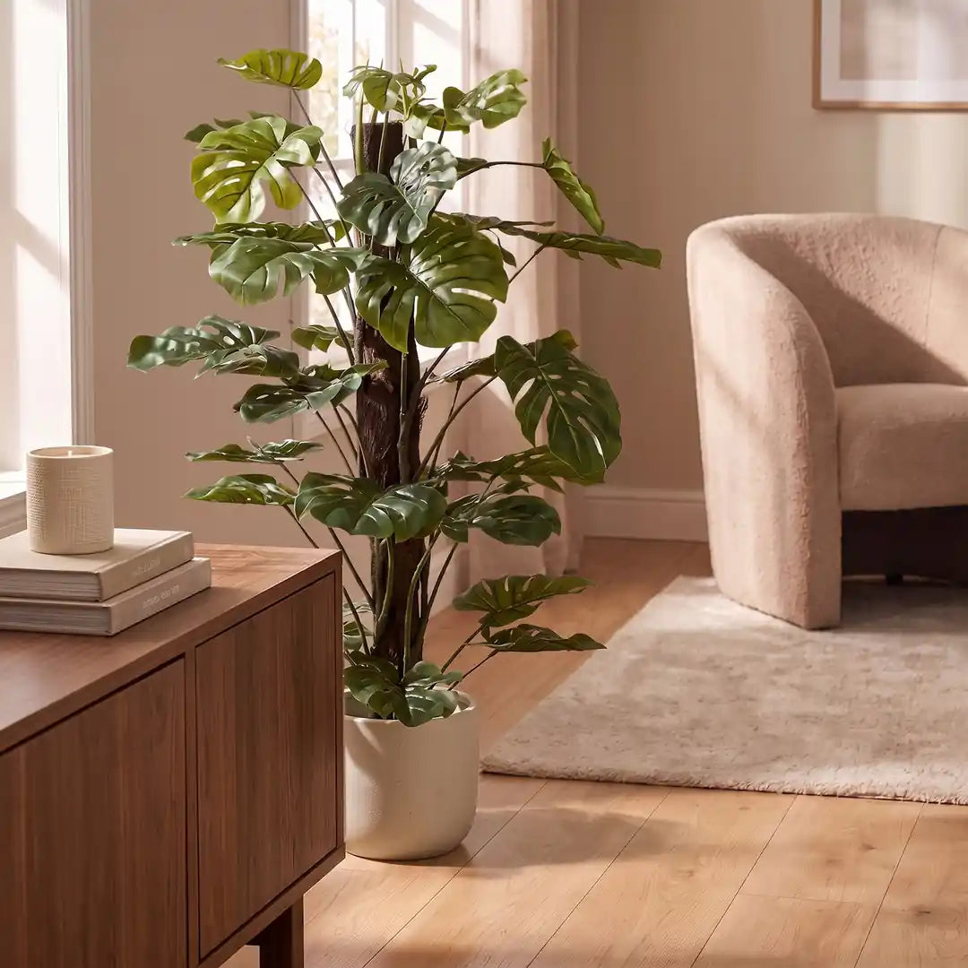 Künstliche Monstera 120 cm am Kokosstab in der Wohnzimmerecke Künstliche Monstera 120 cm am Kokosstab in der Wohnzimmerecke