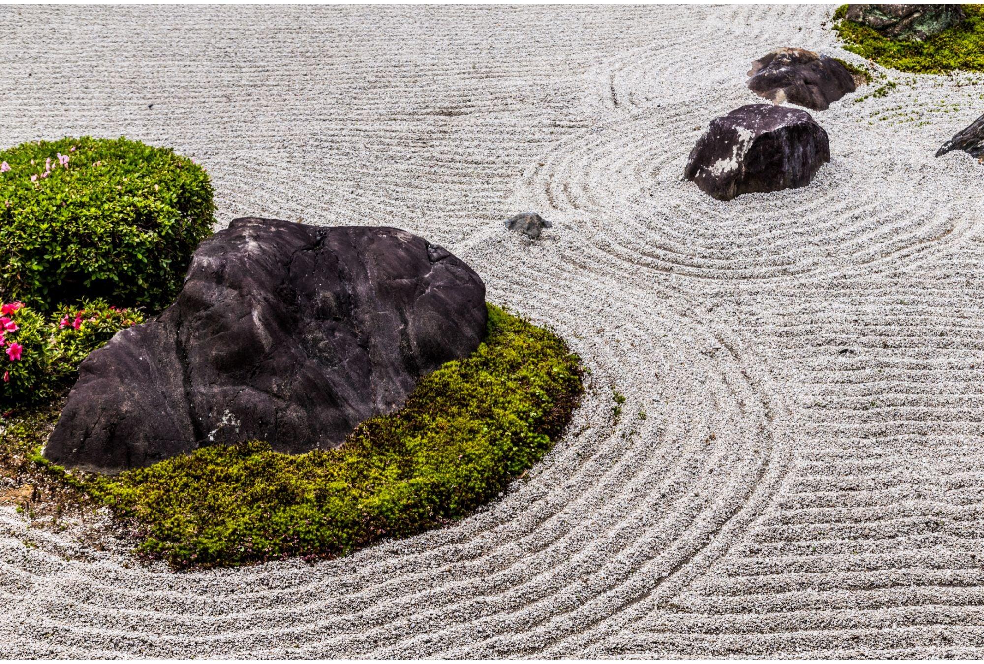 Zen-Gärten: Die Philosophie hinter japanischen Gärten und wie man sie umsetzt