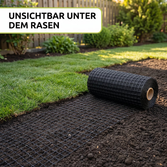 Maulwurfnetz schwarz flach auf Gartenerde ausgerollt, daneben verlegter Rollrasen