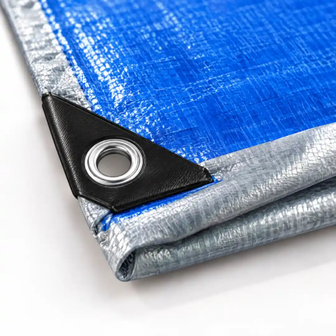 Detail blaue Gewebeplane mit Metallöse und verstärkter Ecke