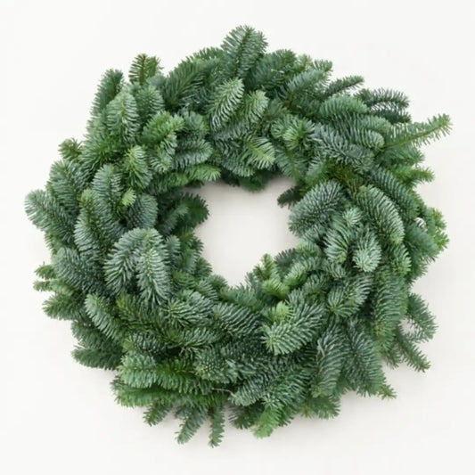 Adventskranz natur: frischer Nobilis-Kranz ohne Deko auf hellem Hintergrund