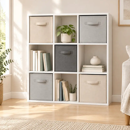 Aufbewahrungsboxen im Würfelregal im Wohnzimmer