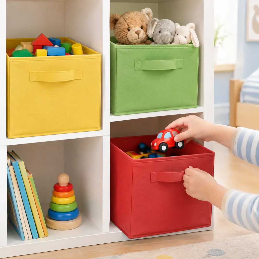 Kind räumt Spielzeug in farbige Stoffboxen