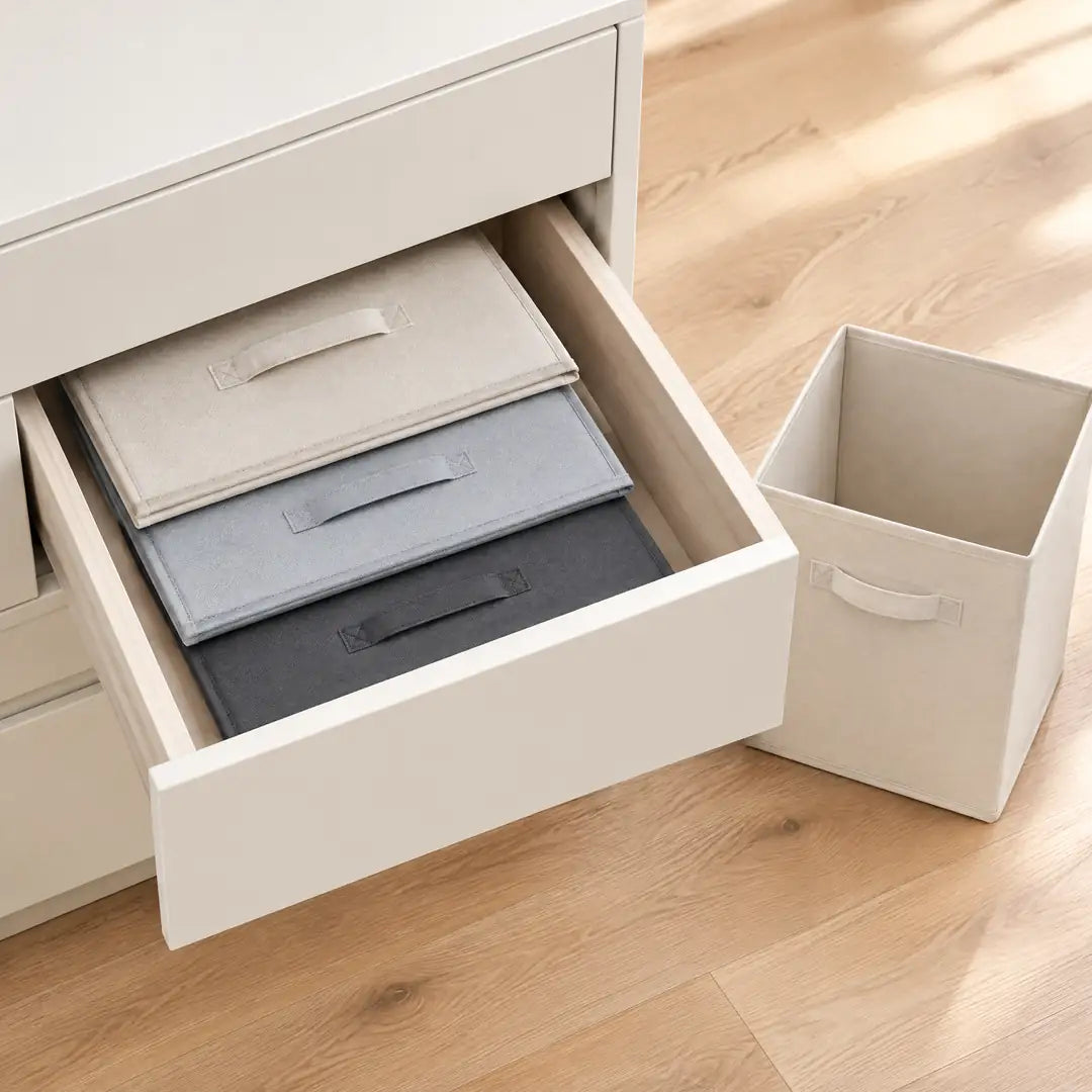 Flach gefaltete Stoffboxen in der Schublade