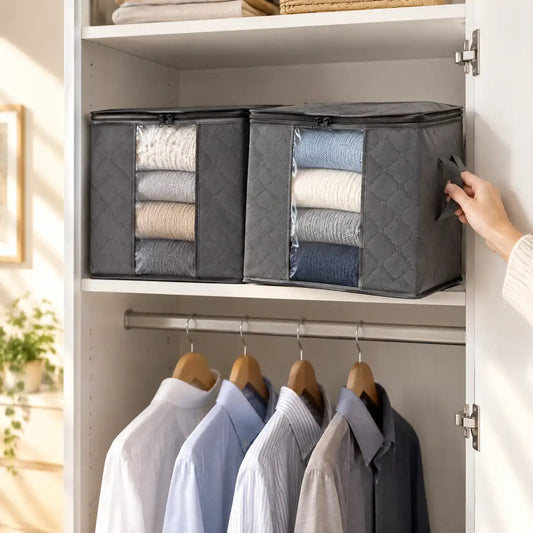 Zwei Aufbewahrungstaschen mit Pullovern im Kleiderschrank