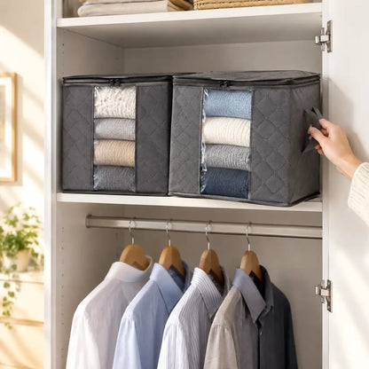 Zwei Aufbewahrungstaschen mit Pullovern im Kleiderschrank