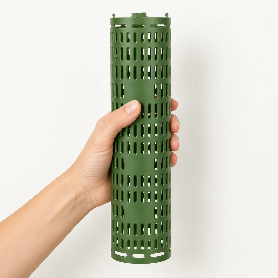 Hand hält eine gerollte Manschette als Größenvergleich, rund 30 cm hoch