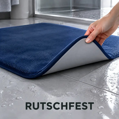 Rutschfeste PVC-Unterseite der Badematte auf nassen Fliesen