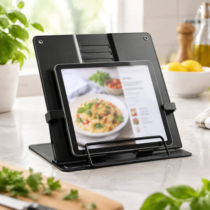 Tablet mit Rezept auf dem schwarzen Buchständer in der Küche