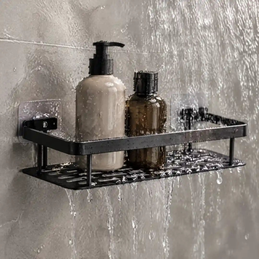 Schwarze Duschablage unter der Regendusche, Wasser läuft ab