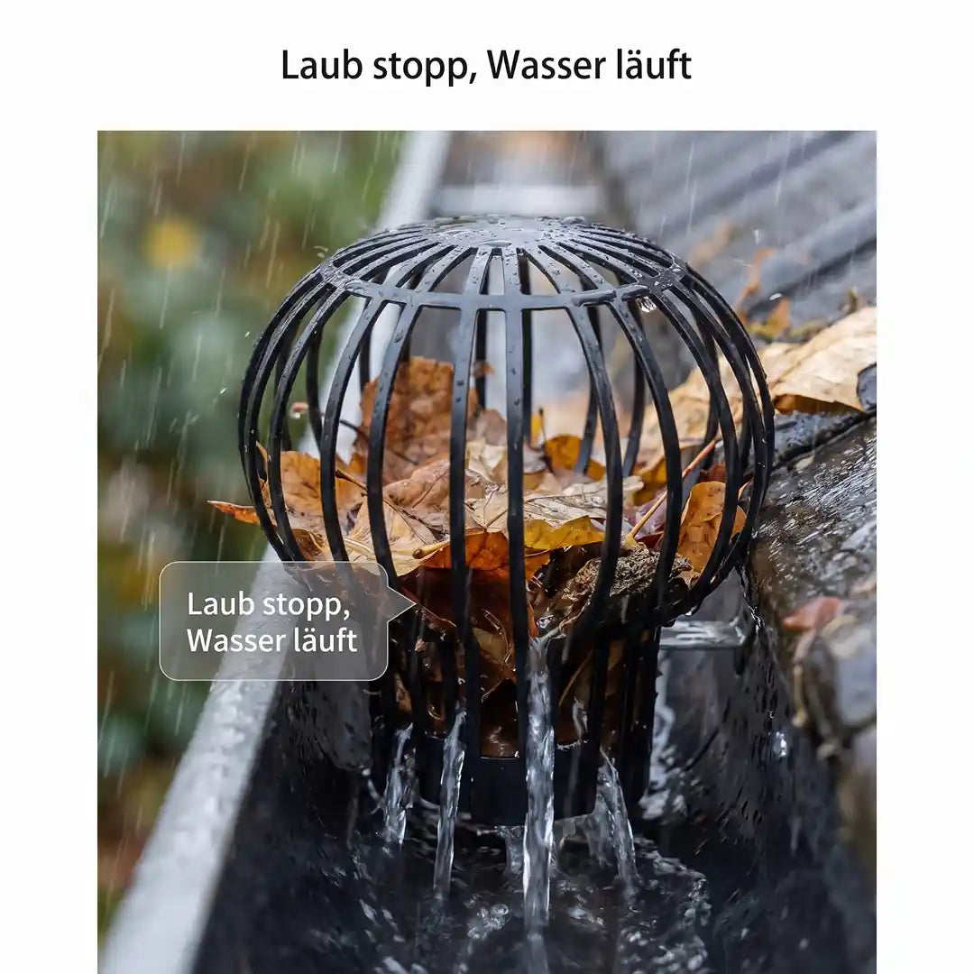 Laub bleibt außen am Laubfang liegen, Regenwasser läuft durch die Streben ins Fallrohr