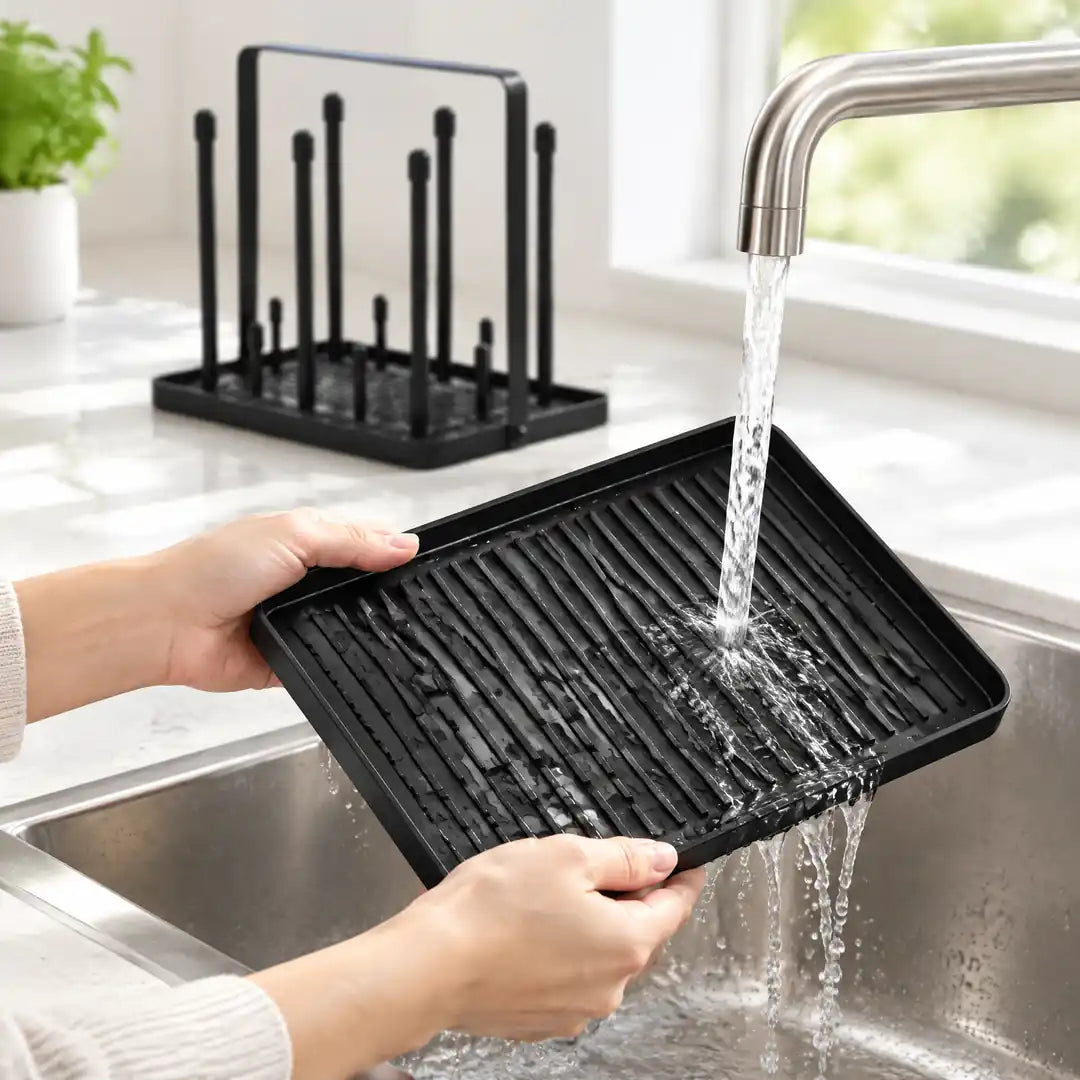 Silikon-Abtropfmatte wird unter dem Wasserhahn ausgespült