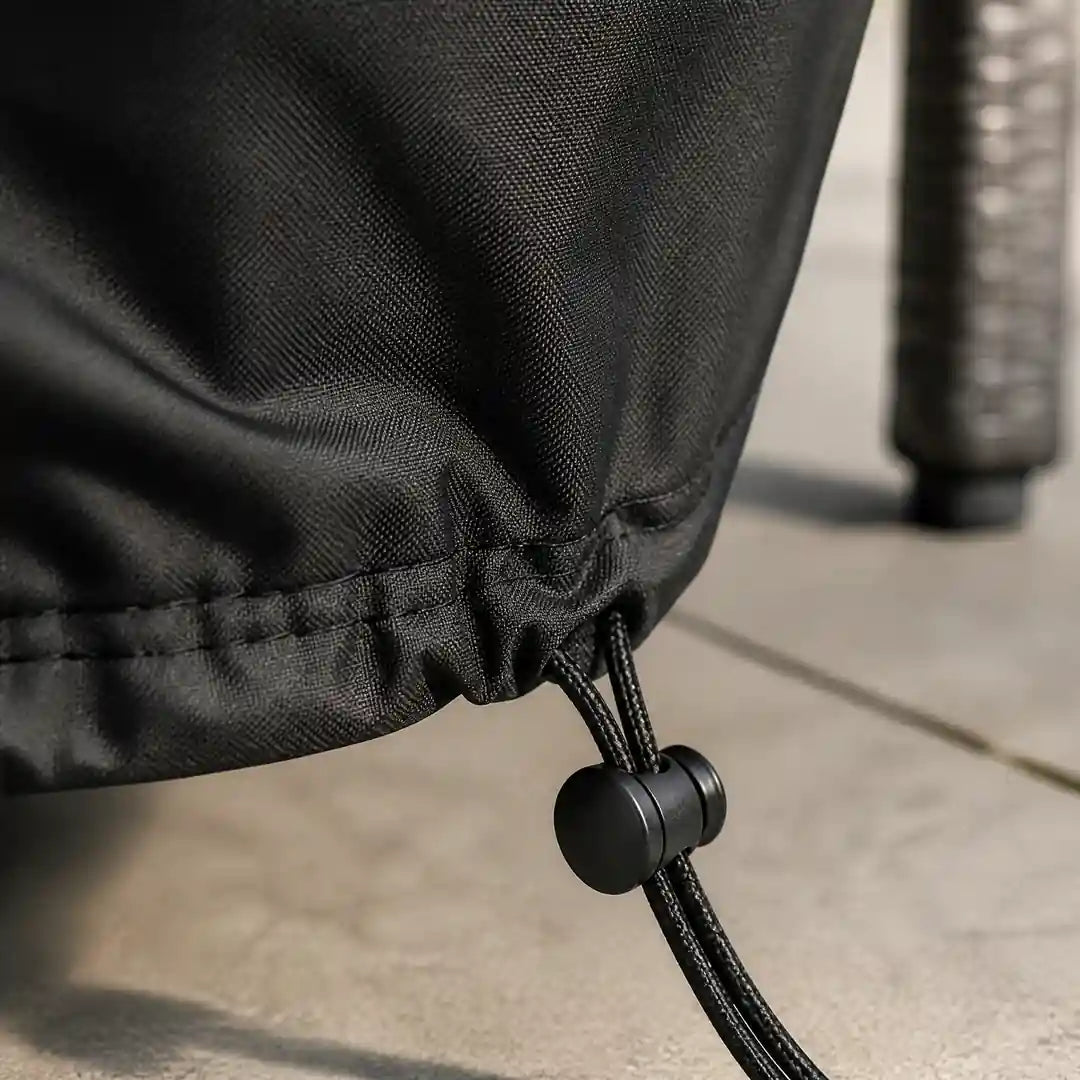 Detail: Kordelzug mit Zugstopper am elastischen Saum der Abdeckung