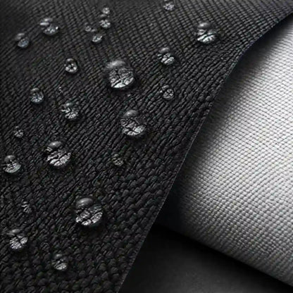 Materialmakro: silberbeschichtetes Polyester-Oxford mit abperlenden Wassertropfen und silbriger Innenseite