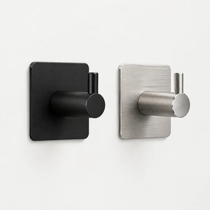 Klebehaken Edelstahl in Schwarz und gebürstetem Edelstahl an einer hellen Wand