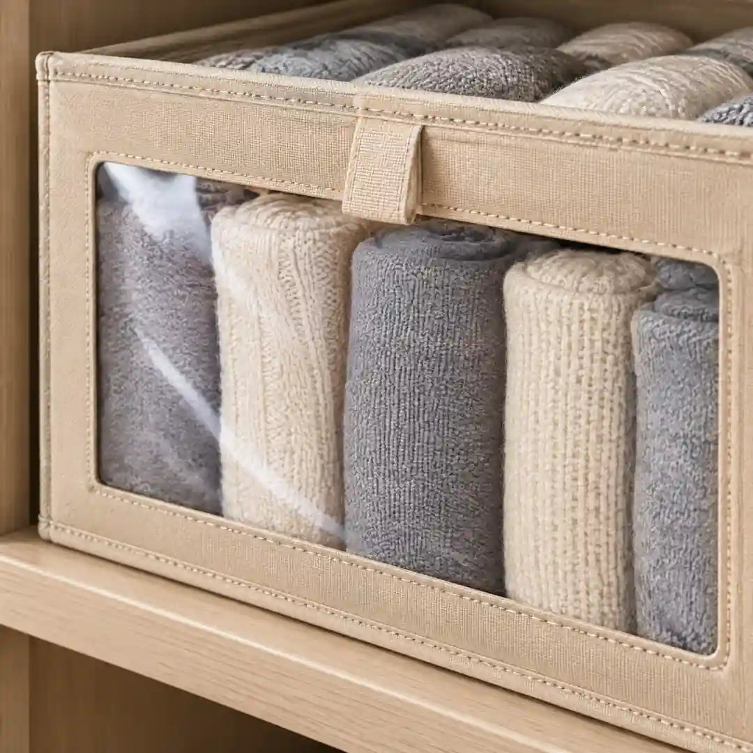 Sichtfenster zeigt die gerollten Pullover in der Box