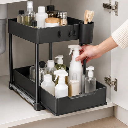 Ausgezogene Schublade des Küchenschrank Organizers mit Reinigungsflaschen
