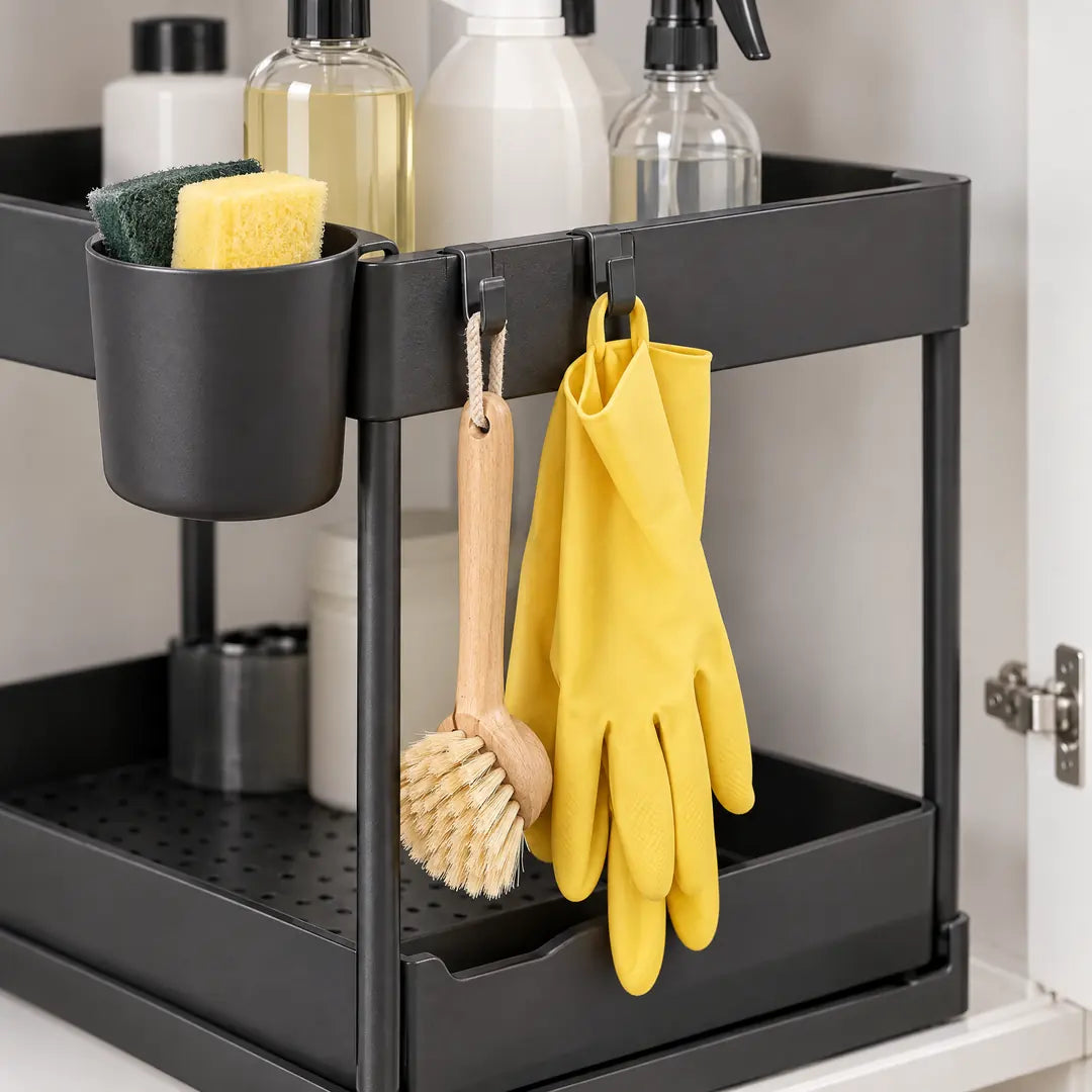 Becher und Haken am Küchenschrank Organizer mit Schwämmen, Bürste und Handschuhen
