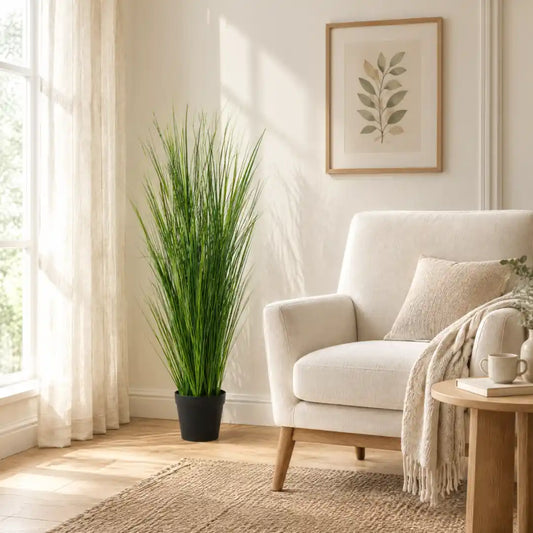 Künstliches Ziergras 130 cm neben einem Leinensessel im hellen Wohnzimmer