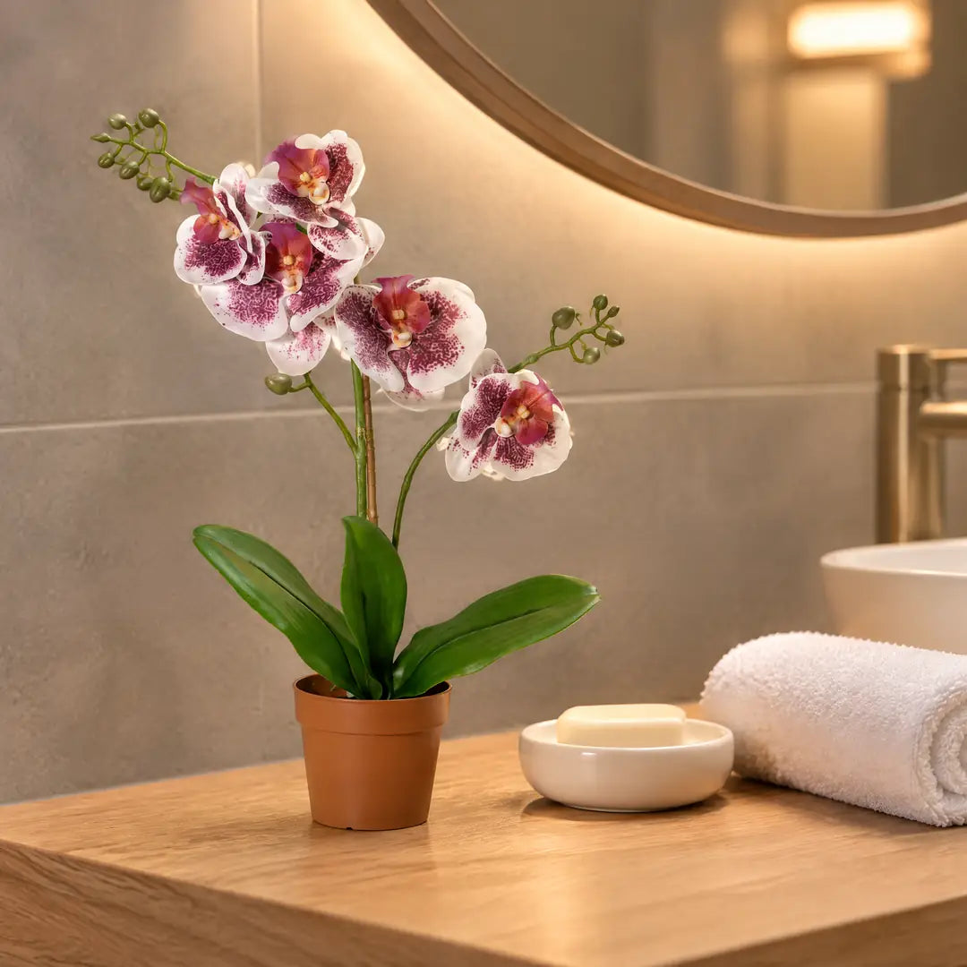 Künstliche Orchidee in Violett-Weiß im Bad ohne Fenster