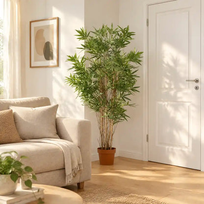 Künstlicher Bambus 144 cm in der Wohnzimmerecke neben dem Sofa