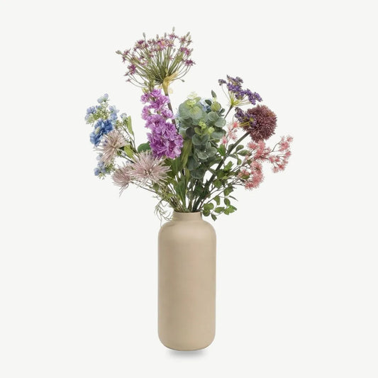 Kunstblumen wie echt: großer Blumenstrauß in Lila und Blau, freigestellt in beiger Vase (Vase nicht enthalten)