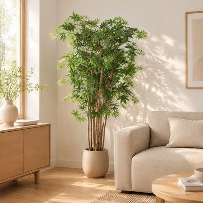 Künstlicher Japanischer Ahorn in der Wohnzimmerecke neben Sofa und Sideboard