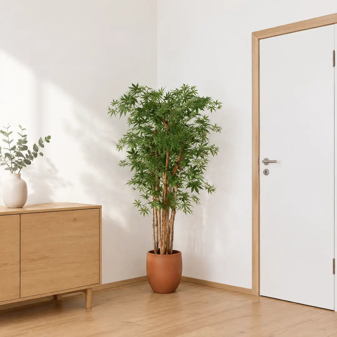 Künstlicher Japanischer Ahorn 150 cm in der Zimmerecke zwischen Sideboard und Tür