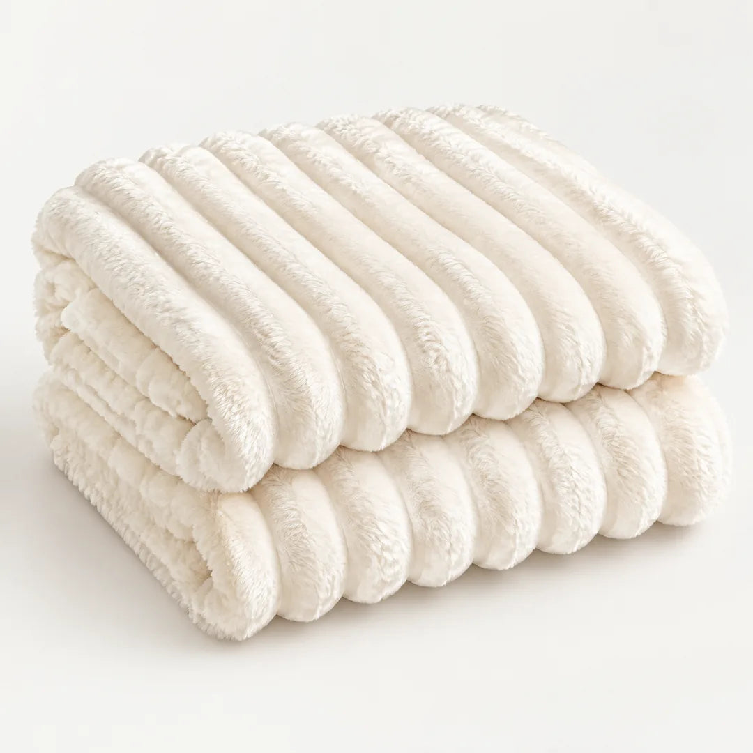 Kuscheldecke flauschig in Creme, gefaltet – plastische Querrippen in Kunstfell-Optik