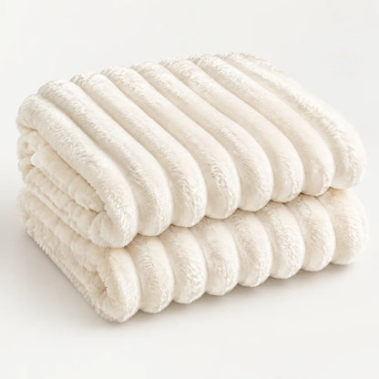 Kuscheldecke flauschig in Creme, gefaltet – plastische Querrippen in Kunstfell-Optik