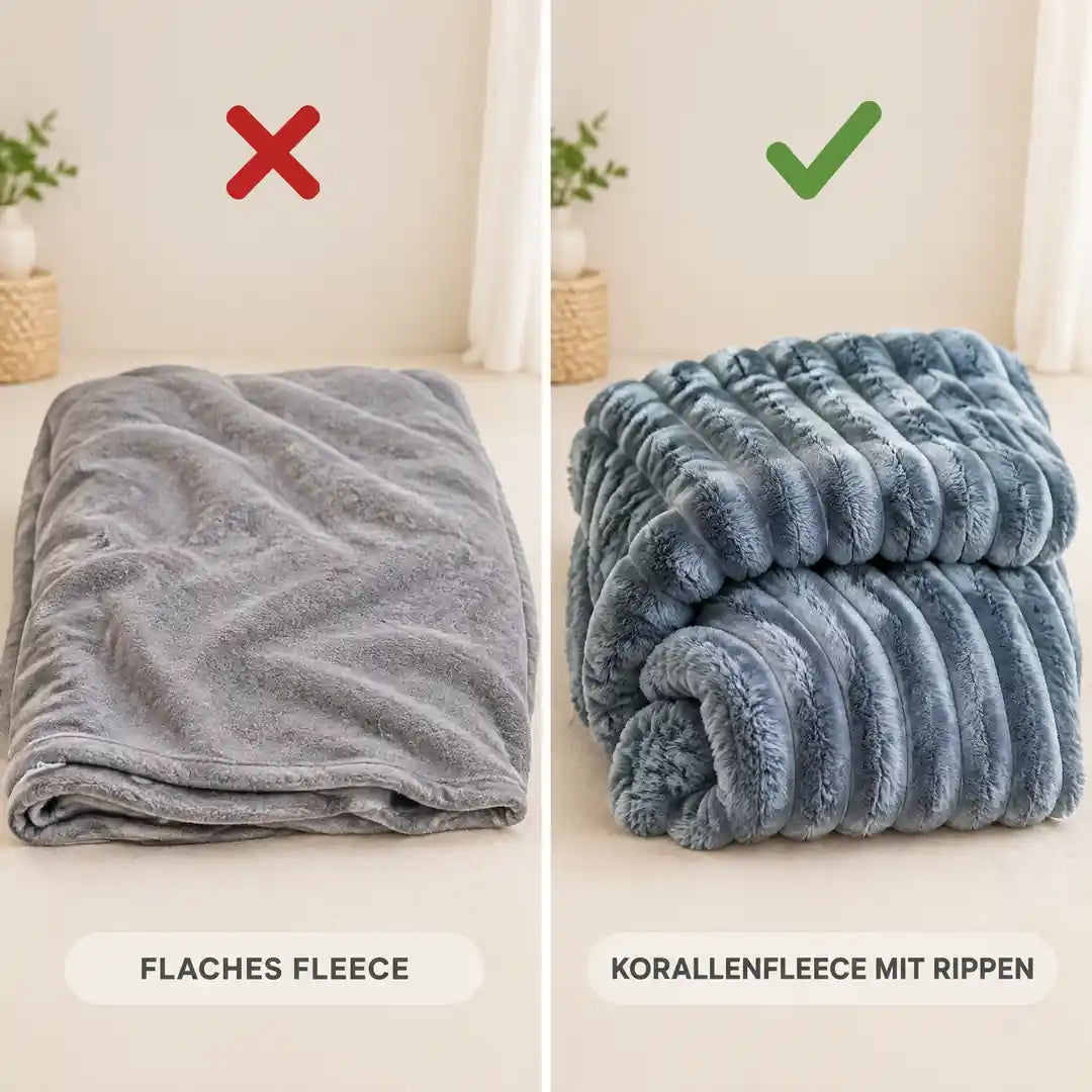 Vergleich: flache Fleecedecke und Kuscheldecke aus Korallenfleece mit Rippen in Blaugrau