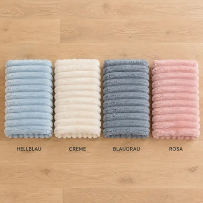 Kuscheldecke in vier Farben: Hellblau, Creme, Blaugrau und Rosa