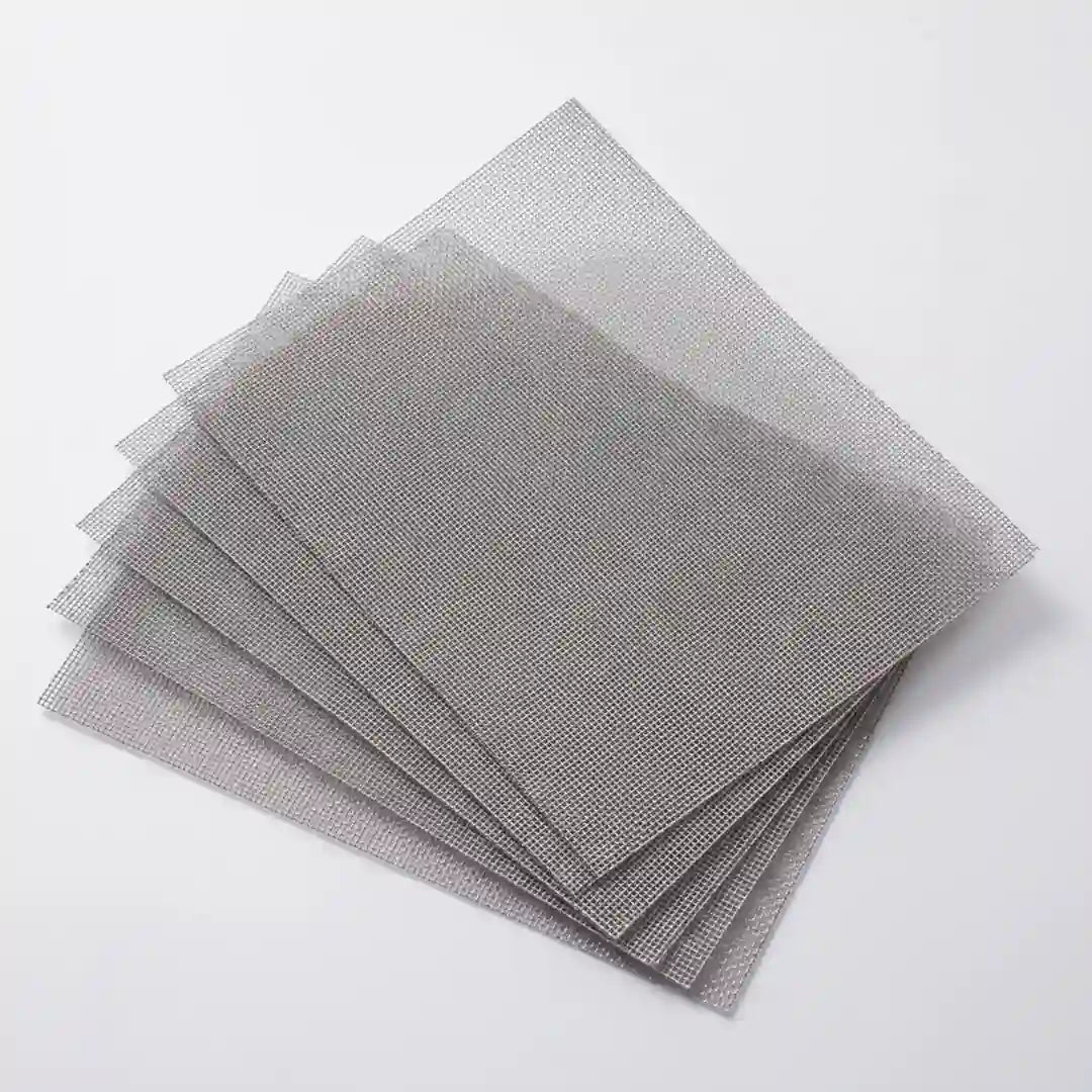 Feinmaschiges Edelstahlgitter als Mäusegitter, einzelnes Blatt auf hellem Studiohintergrund