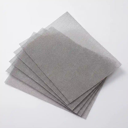 Feinmaschiges Edelstahlgitter als Mäusegitter, einzelnes Blatt auf hellem Studiohintergrund