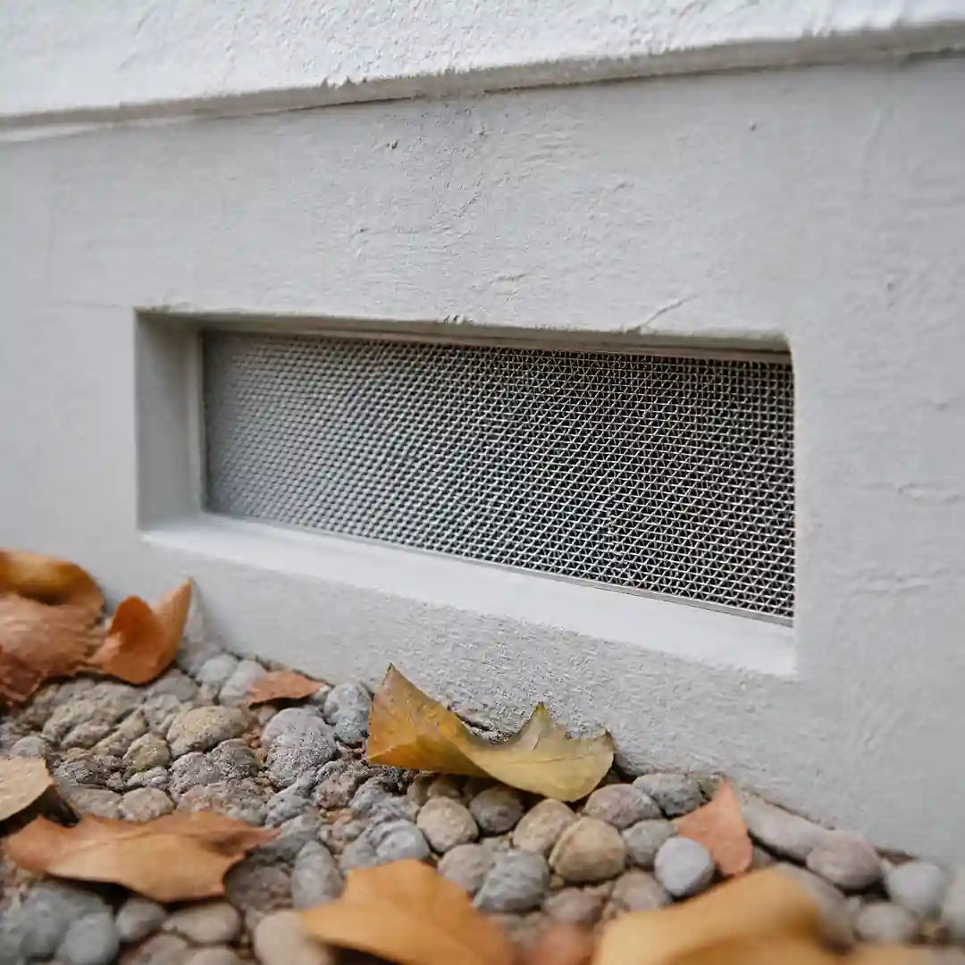 Mäusegitter aus Edelstahl in einem Lüftungsschlitz an der Hausfassade eingebaut