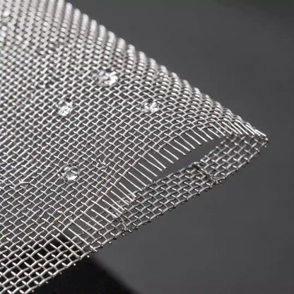 Materialmakro der Schnittkante des feinmaschigen Edelstahlgewebes