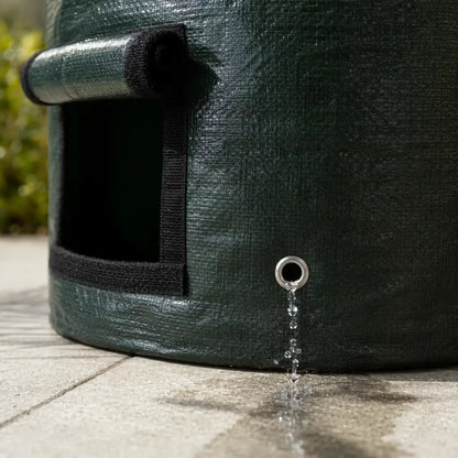 Drainageloch mit Metallöse leitet Gießwasser ab und verhindert Staunässe