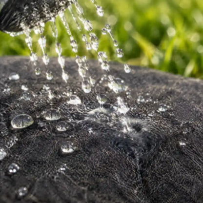 Gießwasser versickert durch das Vlies der Mulchscheibe