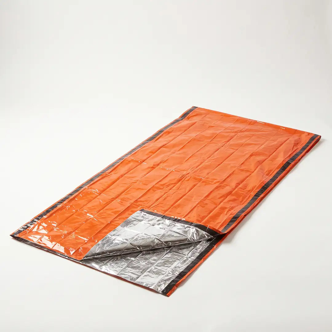 Notfall-Biwaksack aus Mylar, orange Außenseite und silberne Innenseite, Studioaufnahme