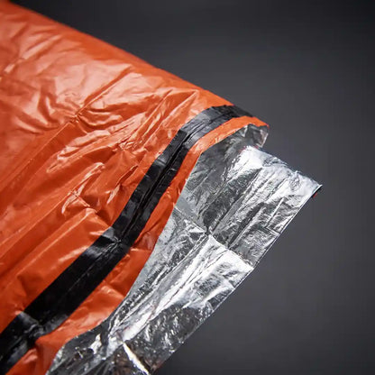 Makroaufnahme der Mylar-Folie mit orange Außenseite, Nahtband und silberner Innenseite
