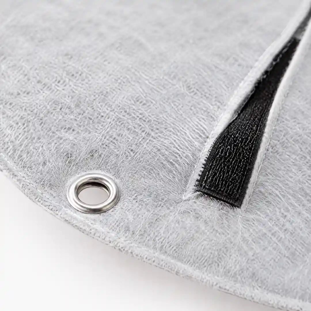 Detail Vliesstoff mit Metallöse und Klettband