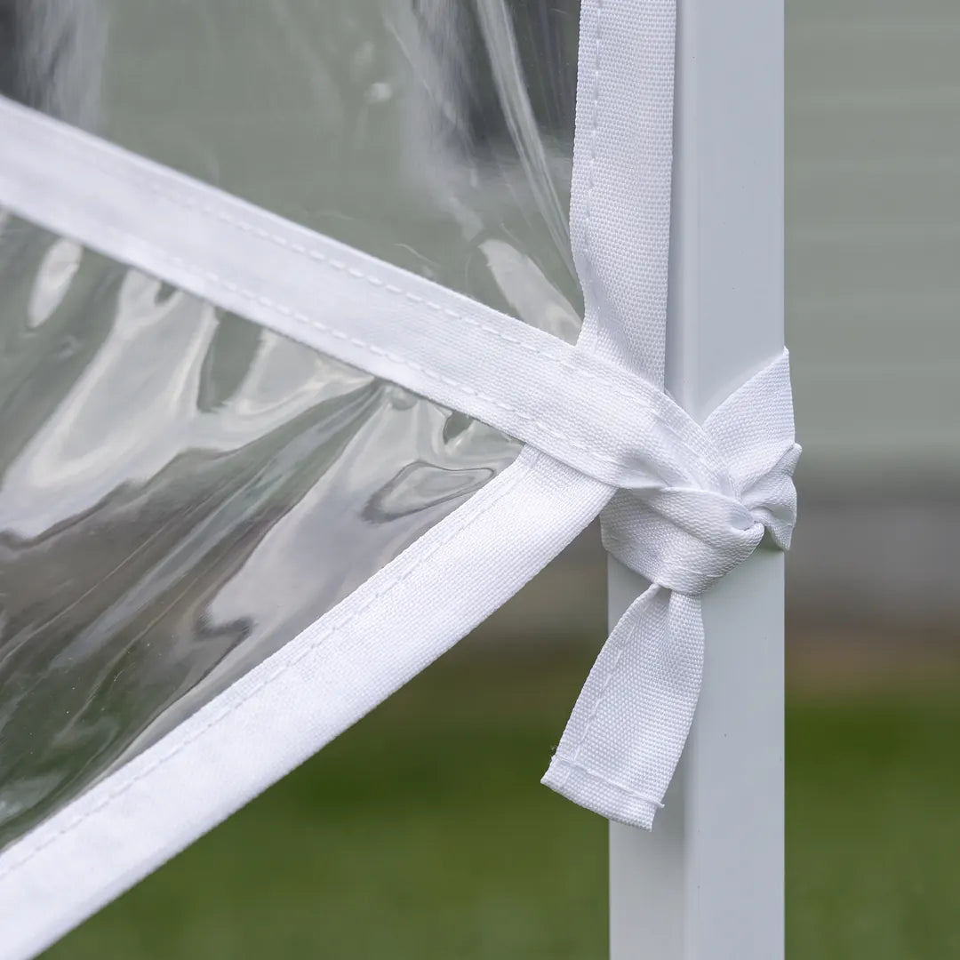 Detail: weißes Randband mit Naht, am Pavillonrahmen verknotet