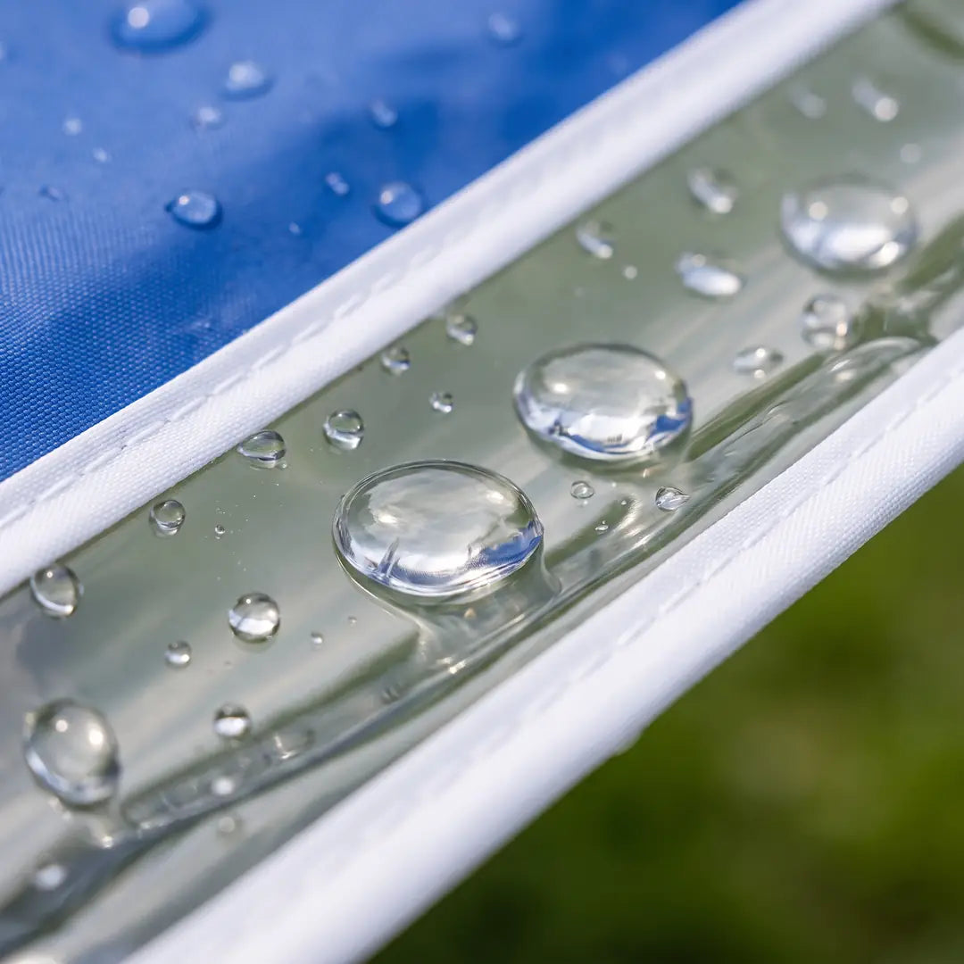 Makroaufnahme: Regentropfen auf der transparenten PVC-Oberfläche