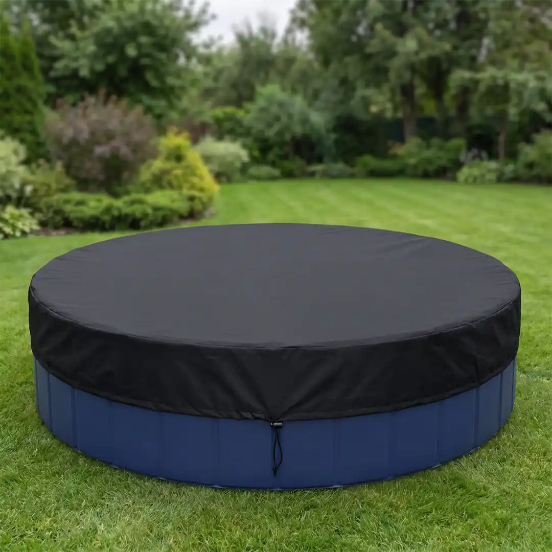 Runde schwarze Poolabdeckung straff auf einem Aufstellpool im Garten, Schürze über den Poolrand gezogen