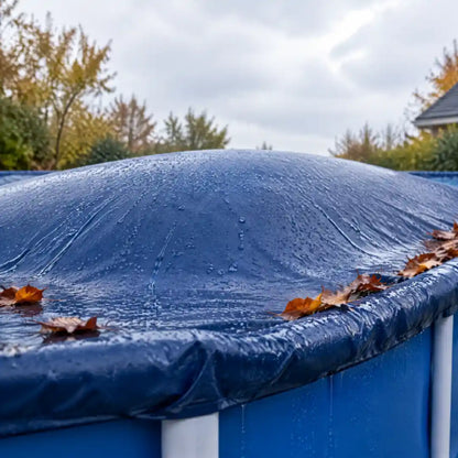 Winterabdeckung über dem Poolkissen gewölbt, Regenwasser läuft zum Rand ab