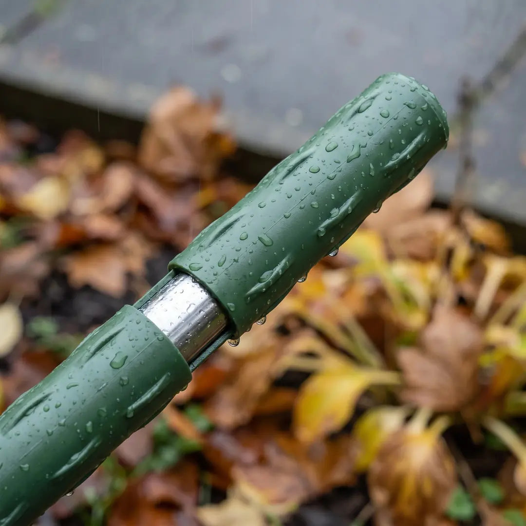 Grüner Pflanzstab 150 cm im Regen, Wassertropfen auf der Kunststoffbeschichtung